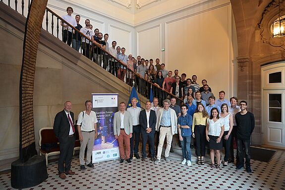 Gruppenfoto mit Studierenden auf der Treppe des Rathauses