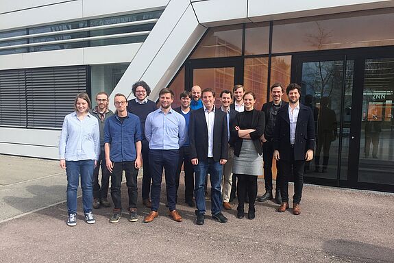 Gruppenbild vor Gebäude