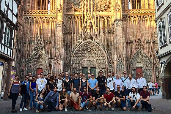 Gruppenbild vor Kirche