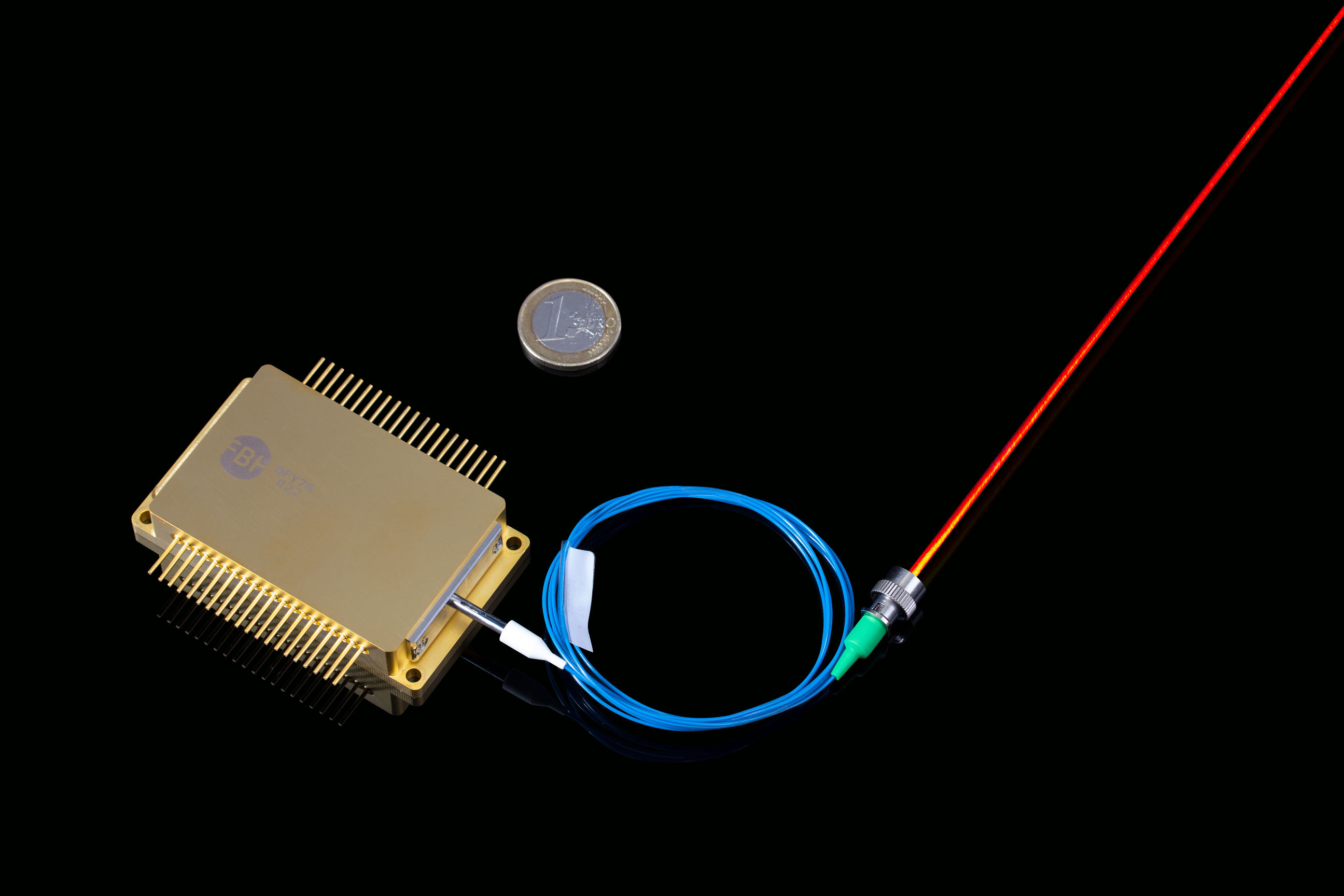 miniaturisierter Laserkopf im Größenvergleich zu Eurostück