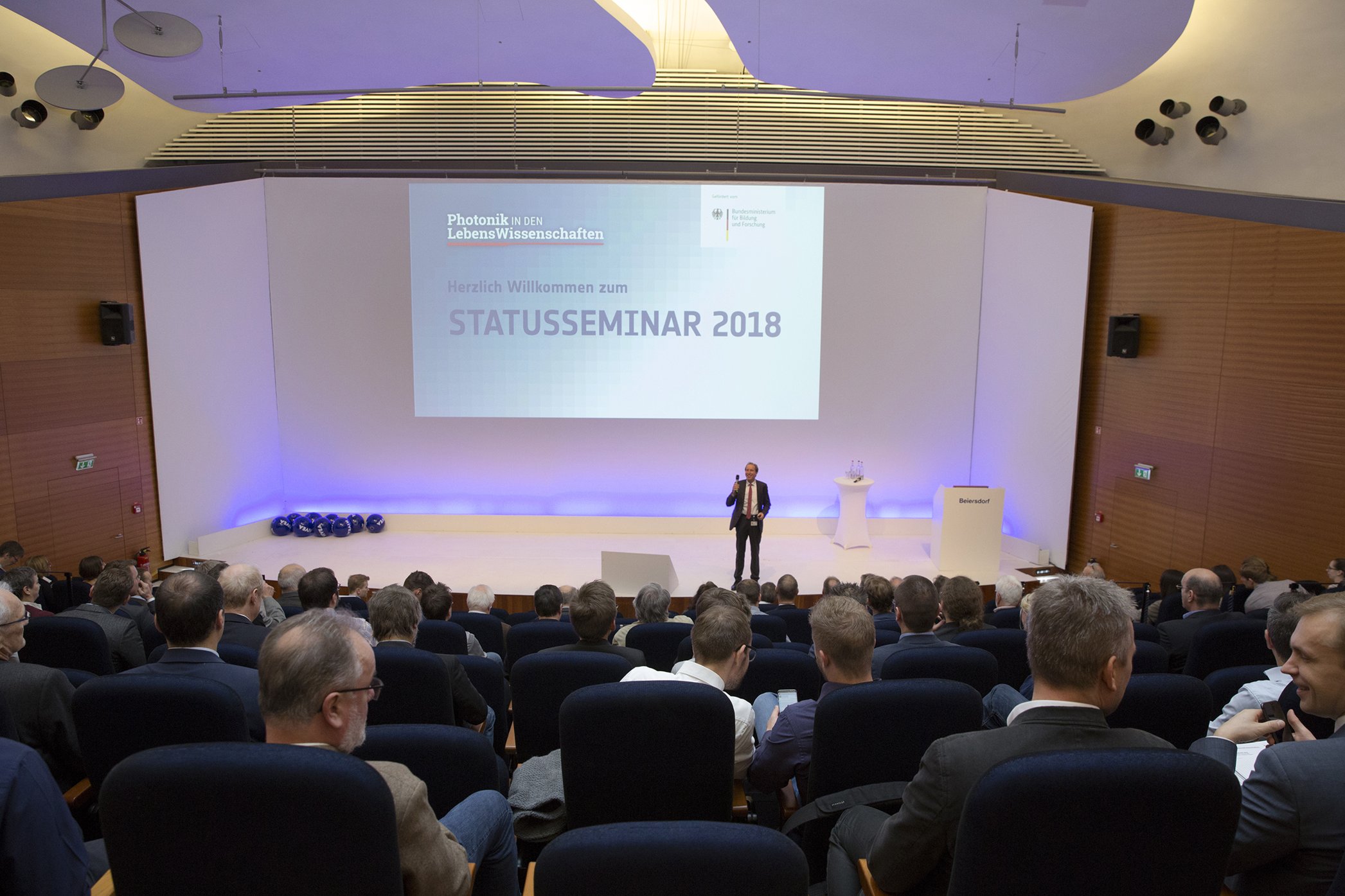 Blick in das gut gefüllte Auditorium der Beiersdorf AG, mit Blick auf die Bühne