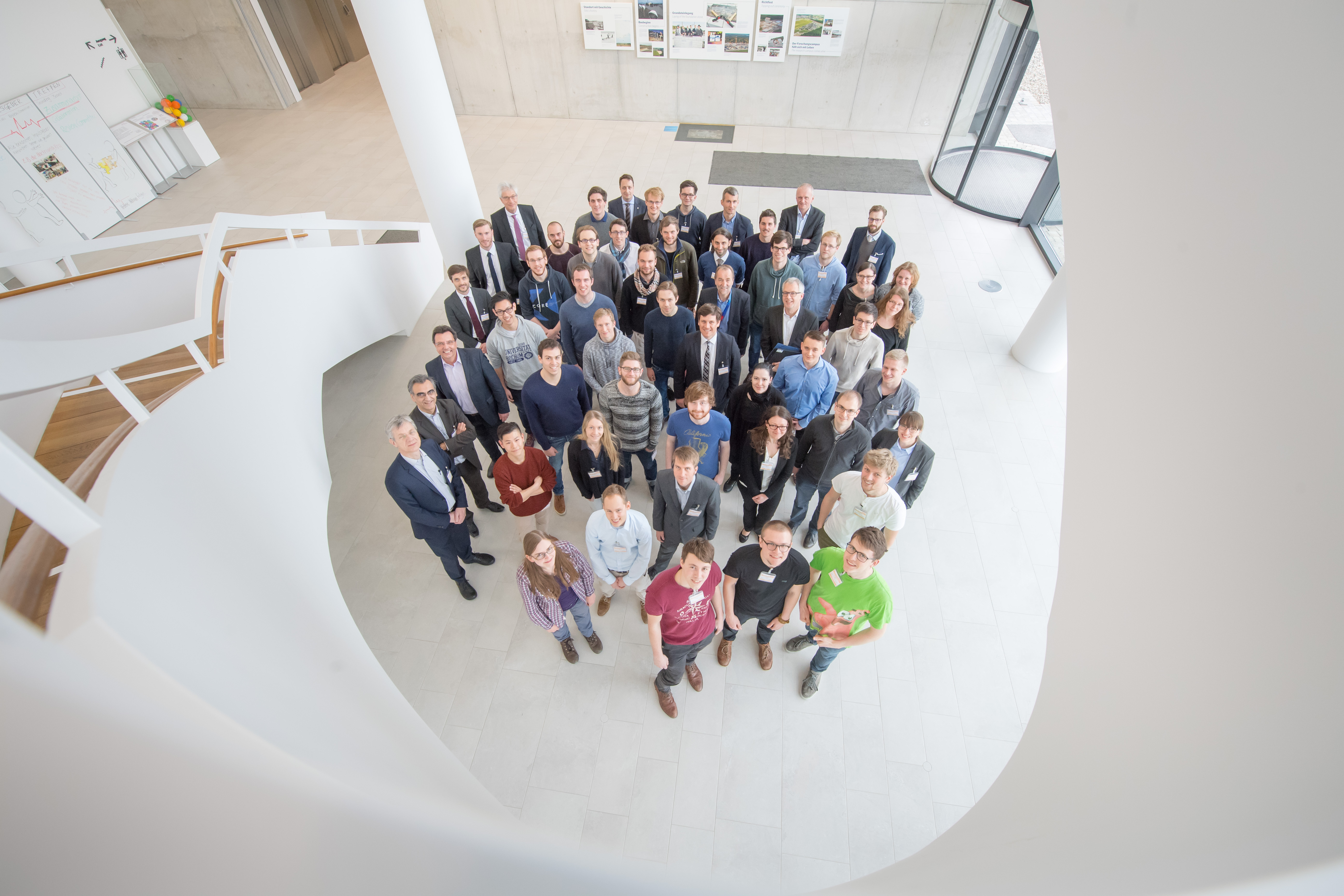 Gruppenbild der Quantum Futur-Akedemie von oben fotografiert mit Thomas Skordas und Frank Schlie