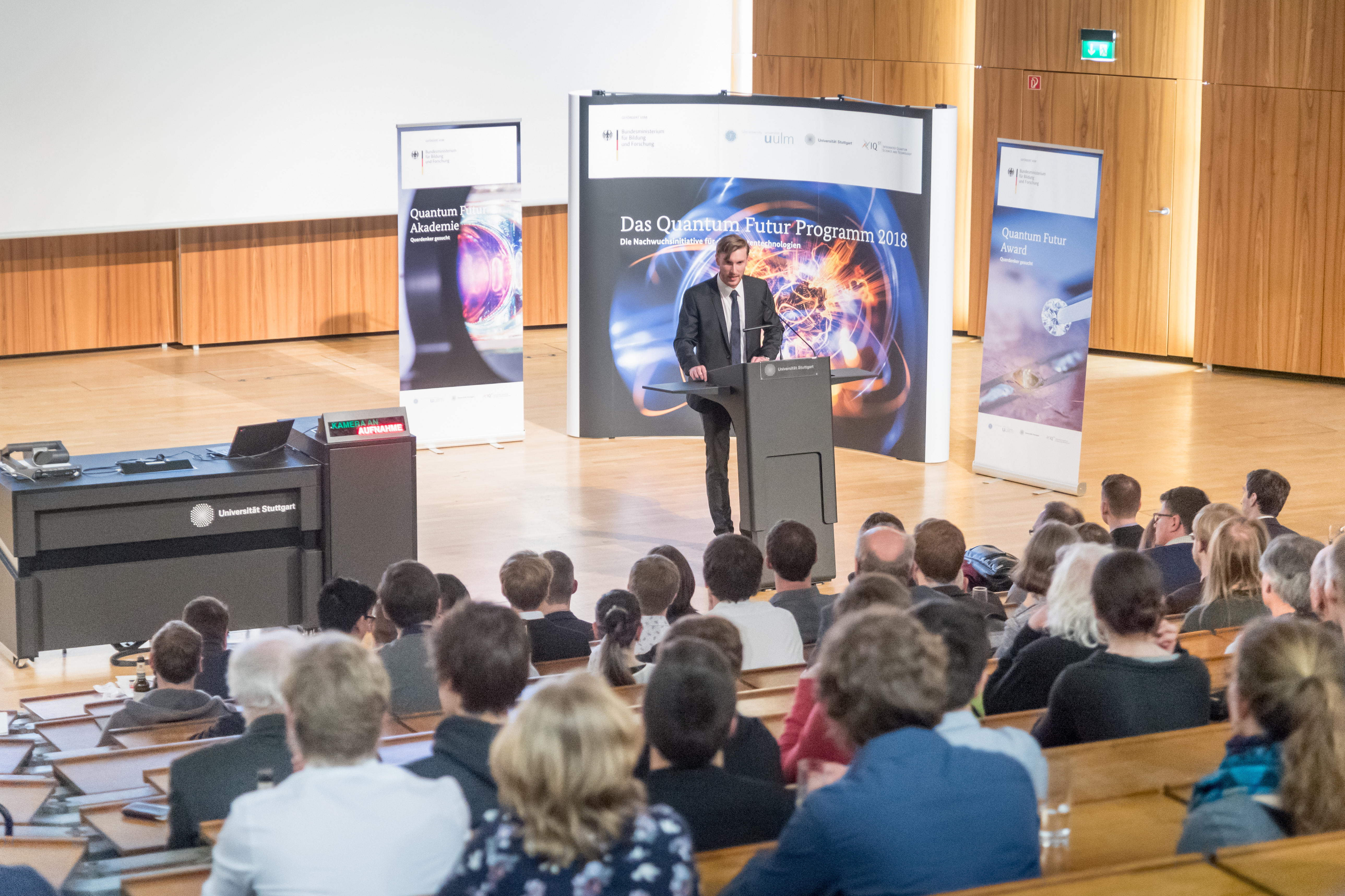 Dr. Benedikt Weiler spricht vor einem vollen Hörsaal