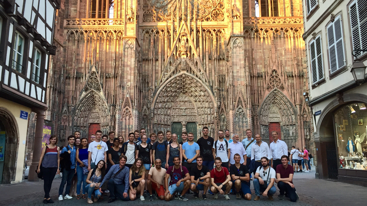 Gruppenbild vor Kirche