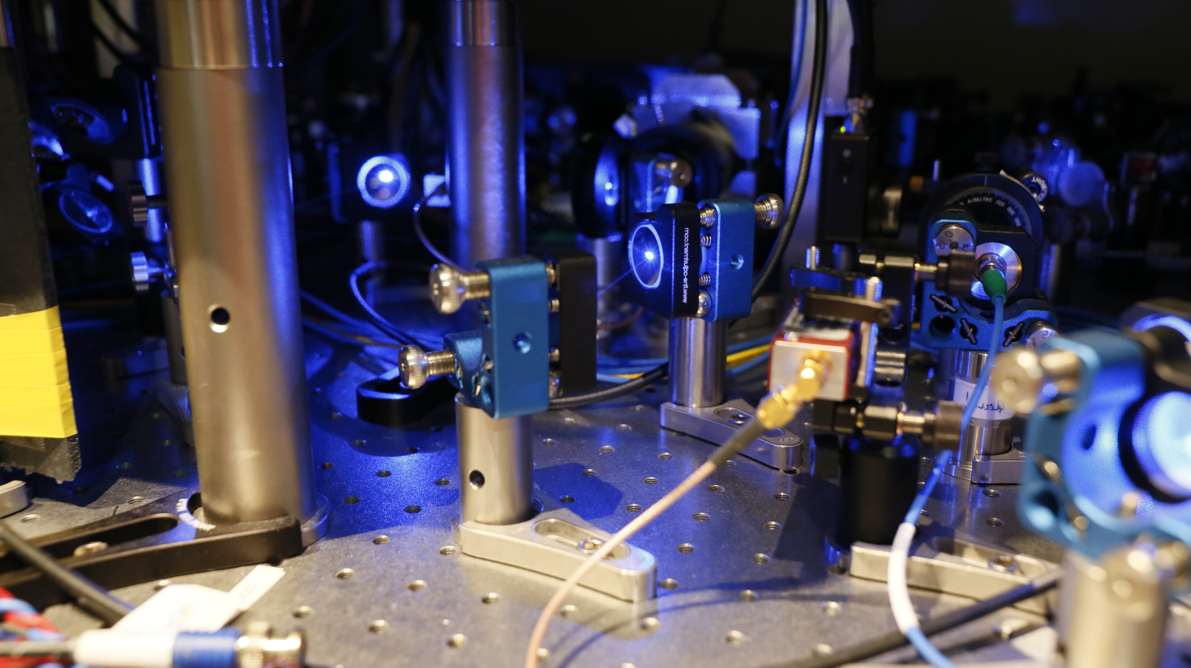 Quantenmechanischer Laboraufbau mit Linsen und Elektronik