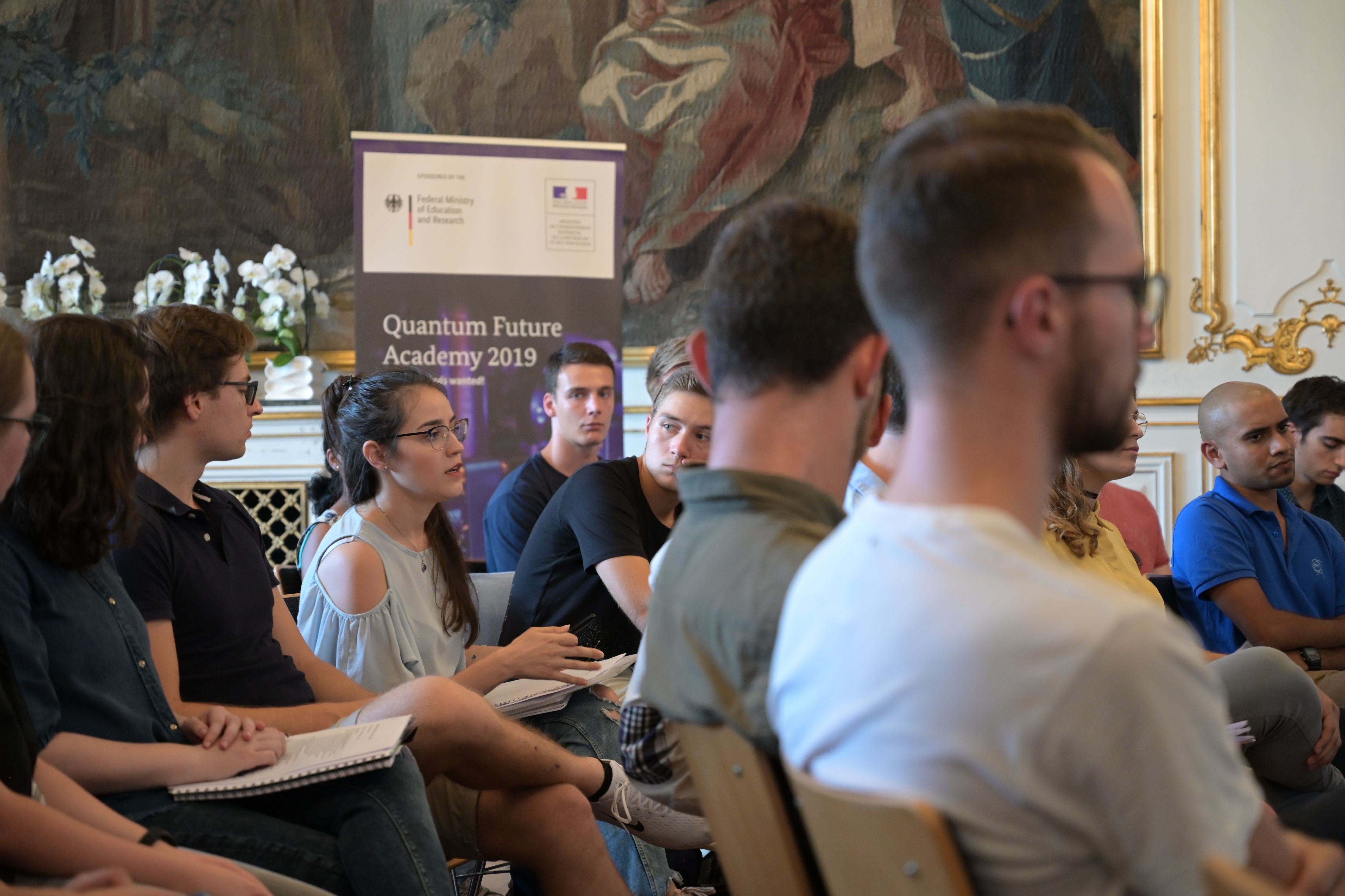 Studentin im Auditorium redet