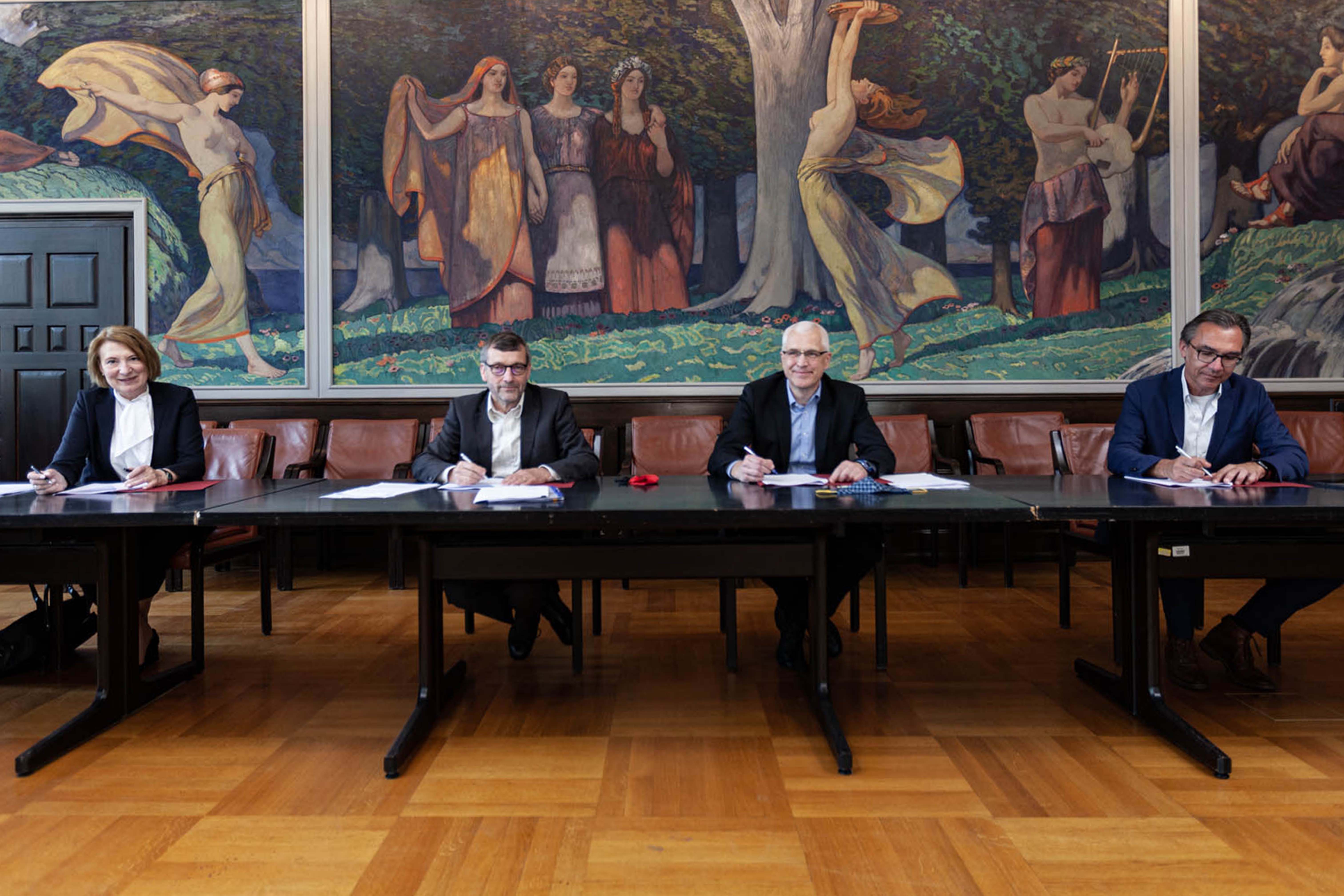 Von links: Dr. Brunhilde Seidel-Kwem (Kaufmännische Vorständin und Sprecherin des Vorstandes des Universitätsklinikums Jena), Prof. Dr. Walter Rosenthal (Präsident der Friedrich-Schiller-Universität Jena), Prof. Dr. Axel A. Brakhage (Direktor Leibniz-Institut für Naturstoff-Forschung und Infektionsbiologie – Hans-Knöll-Institut) und Prof. Dr. Jürgen Popp (Wissenschaftlicher Direktor Leibniz-Institut für Photonische Technologien). © Leibniz-IPHT